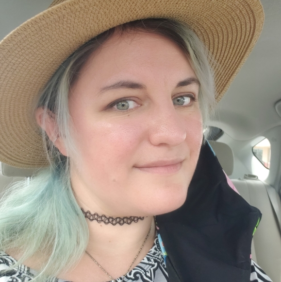 Meet your Posher, Danielle - Picture 2 of 2